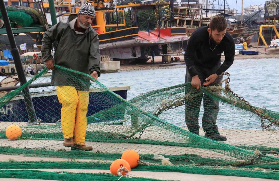 Akdeniz’de Balıkçılara Fırtına Engeli, Tekneler Kıyıya Yanaştı