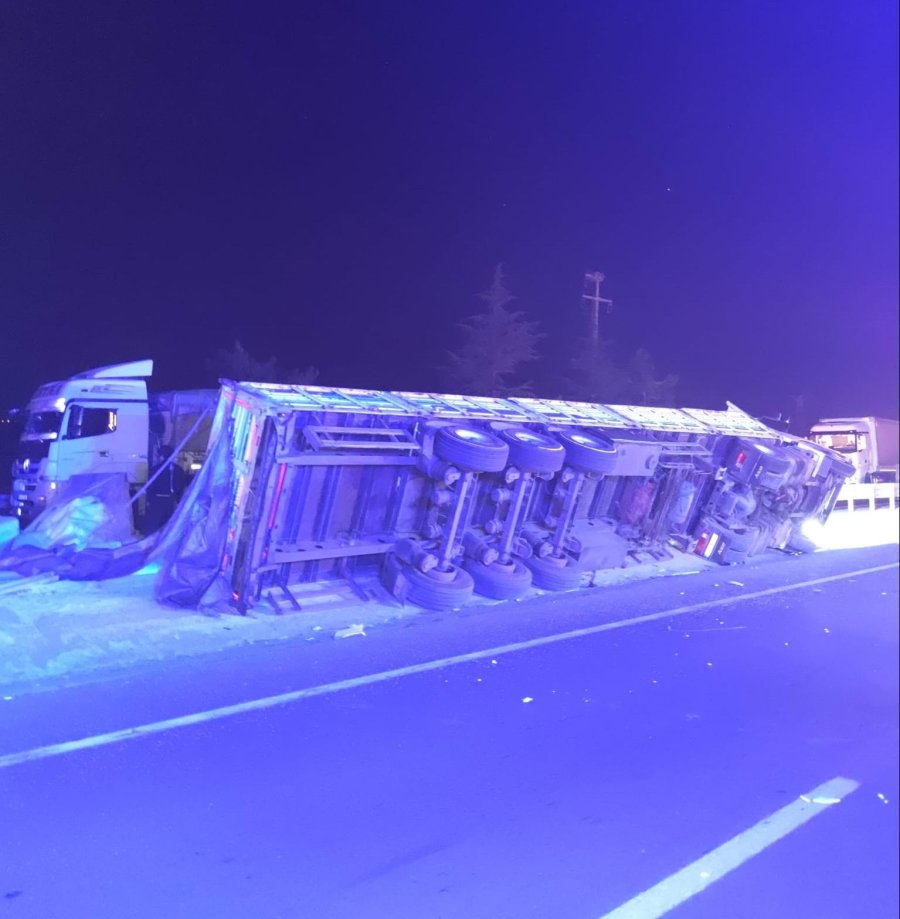 Bariyerlere Çarpan Tır Devrildi: 2 Kardeş Hayatını Kaybetti