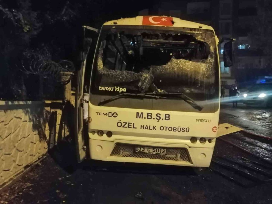 Park Halindeki Halk Otobüsü Yandı