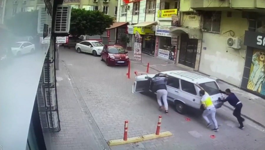 Park Halindeki Otomobili İterek Çaldılar