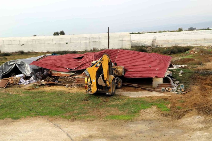 Akdeniz Belediyesi Kaçak Yapıları Yıktı