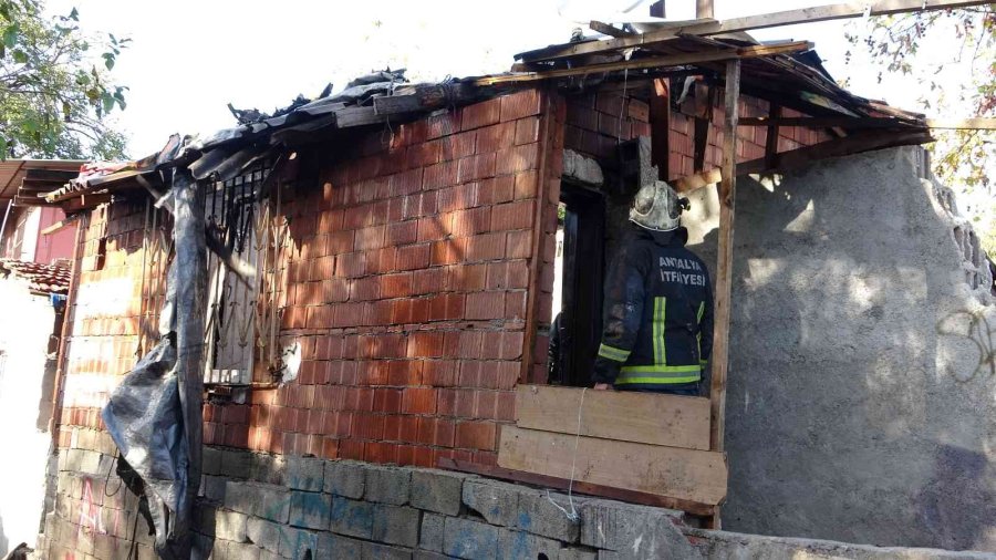 Antalya’da Metruk Binada Kokutan Yangın