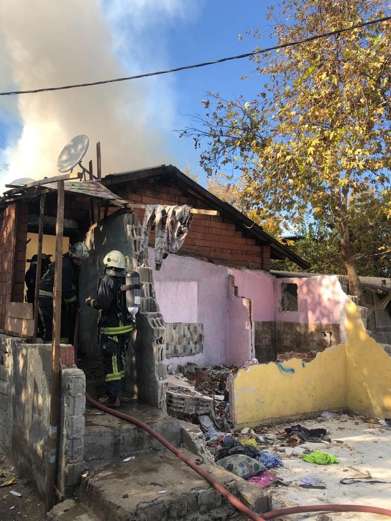 Antalya’da Metruk Binada Kokutan Yangın