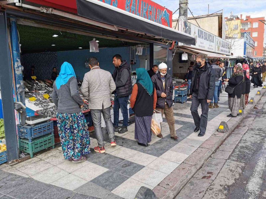 Tezgahlardaki Balık Bolluğu Esnaf Ve Vatandaşın Yüzünü Güldürdü