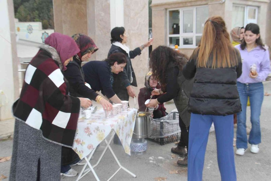 Beyşehirli Kadınlardan Üniversite Öğrencilerine Sıcak Çorba İkramı