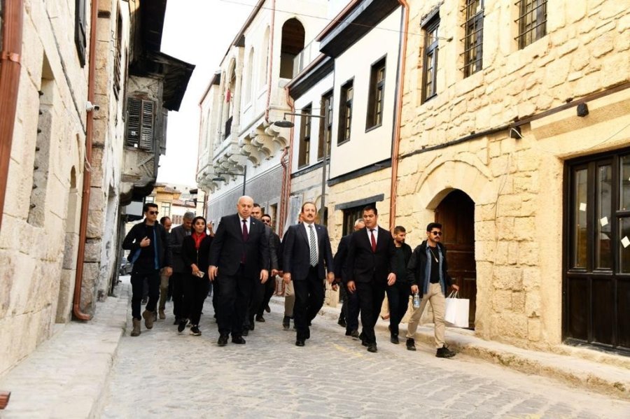 Vali Pehlivan Tarsus İlçesinde Temaslarda Bulundu