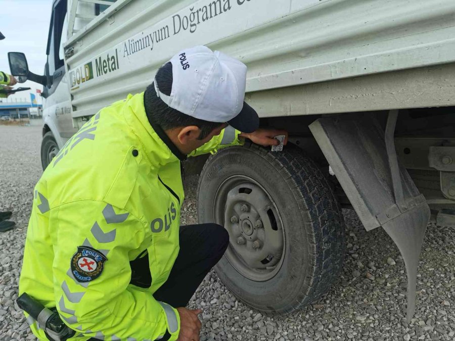 Araçların Lastik Dişleri Bir Bir Ölçülüyor