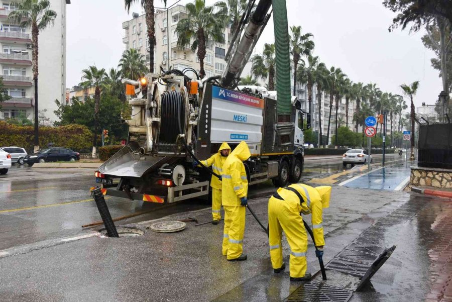 Mersin’de Belediye Ekipleri Sel Riskine Karşı Teyakkuzda