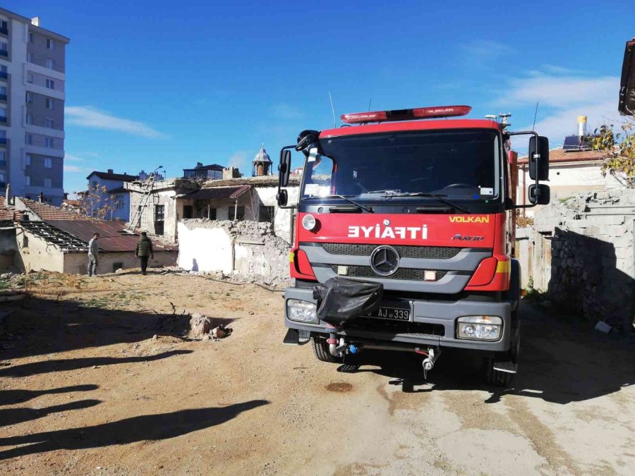 Karaman’da Metruk Evde Yangın Çıktı