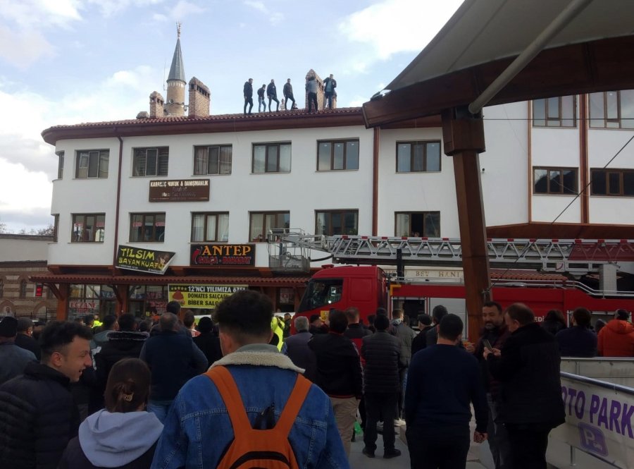 Benzinle Çatıya Çıkan Şahsı Polis İkna Etti