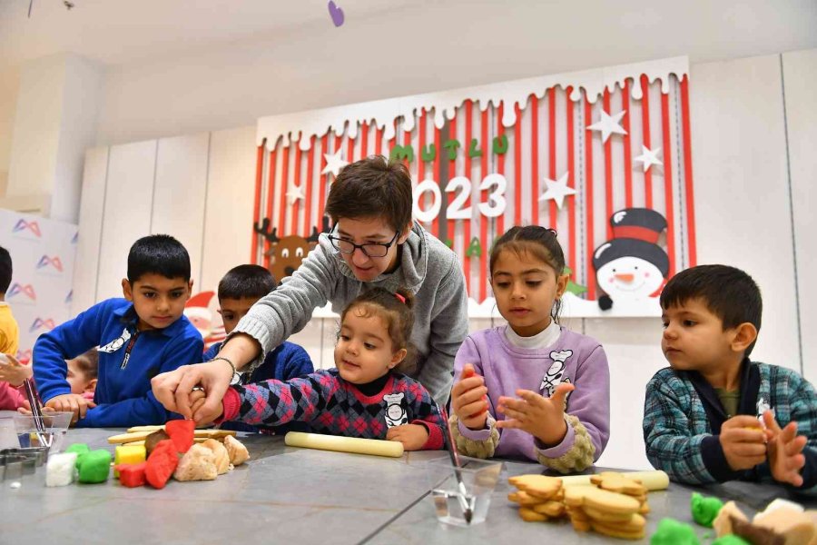 Çocuk Atölyesindeki Minikler Kurabiye Yapmayı Öğrendi