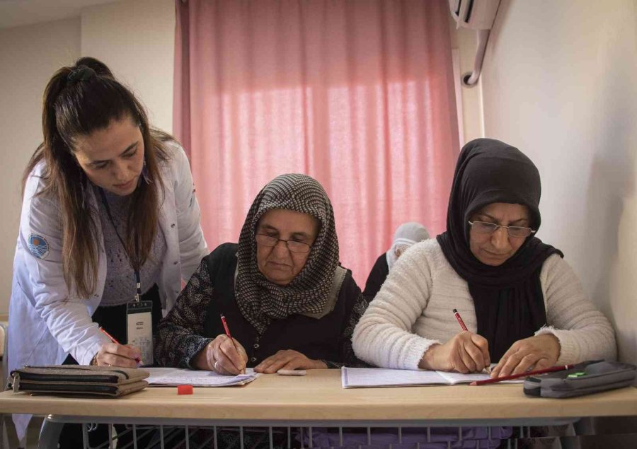 Mersin’de Okuma Yazma Bilmeyen Kadınlara Özel Kurs