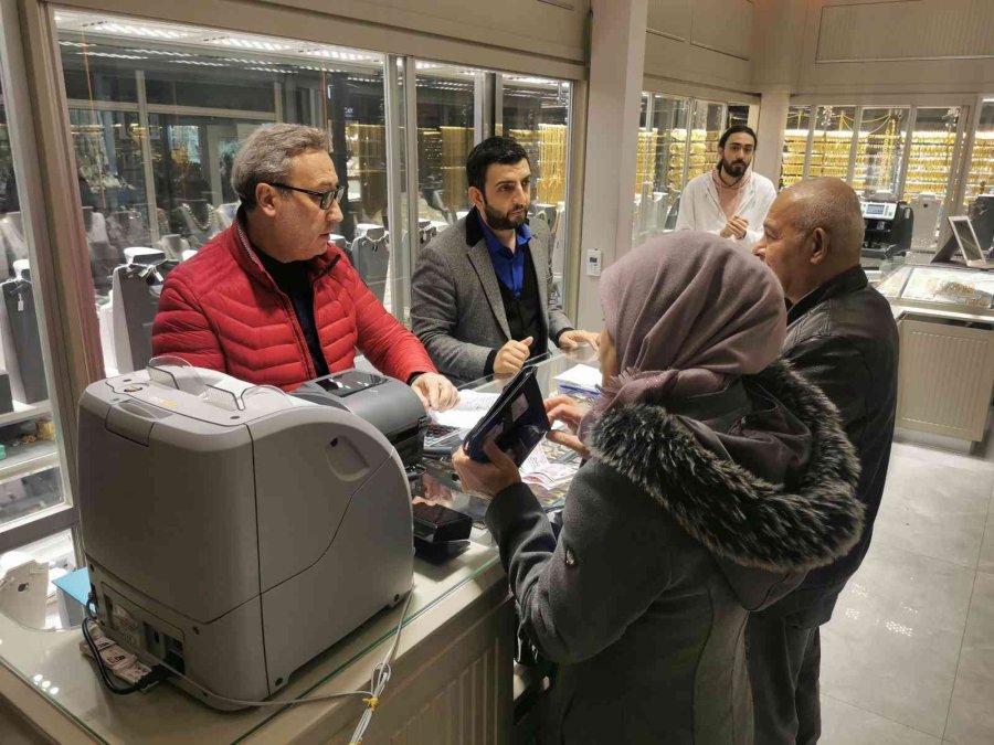 Aksaray’da Yılbaşı Öncesi Döviz Mevduatları Altına Dönüştürülüyor