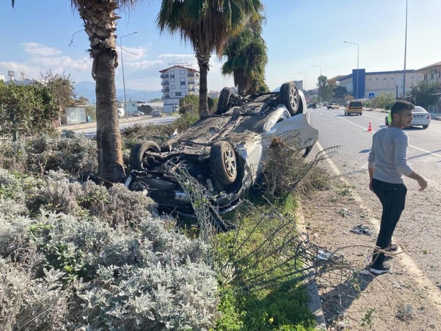 Sürücü Takla Atan Araçtan Burnu Kanamadan Çıktı