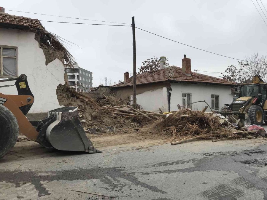 Konya’da Hasarlı Ev Çöktü