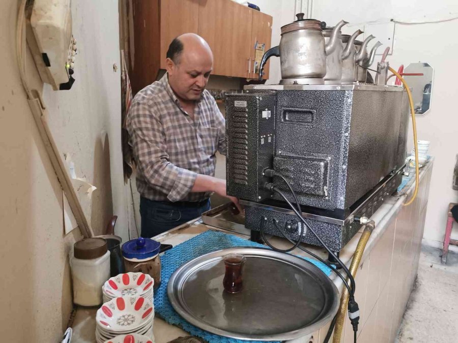 29 Yıllık Çay Ocağı İle Önce Çocuklarını, Şimdi Torunlarını Okutuyor