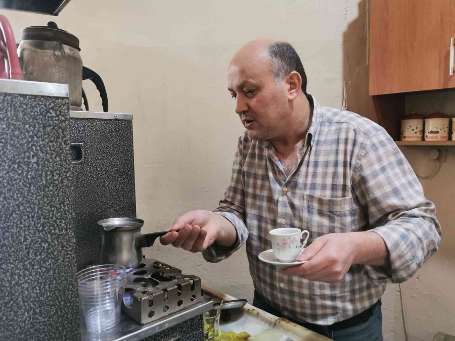 29 Yıllık Çay Ocağı İle Önce Çocuklarını, Şimdi Torunlarını Okutuyor