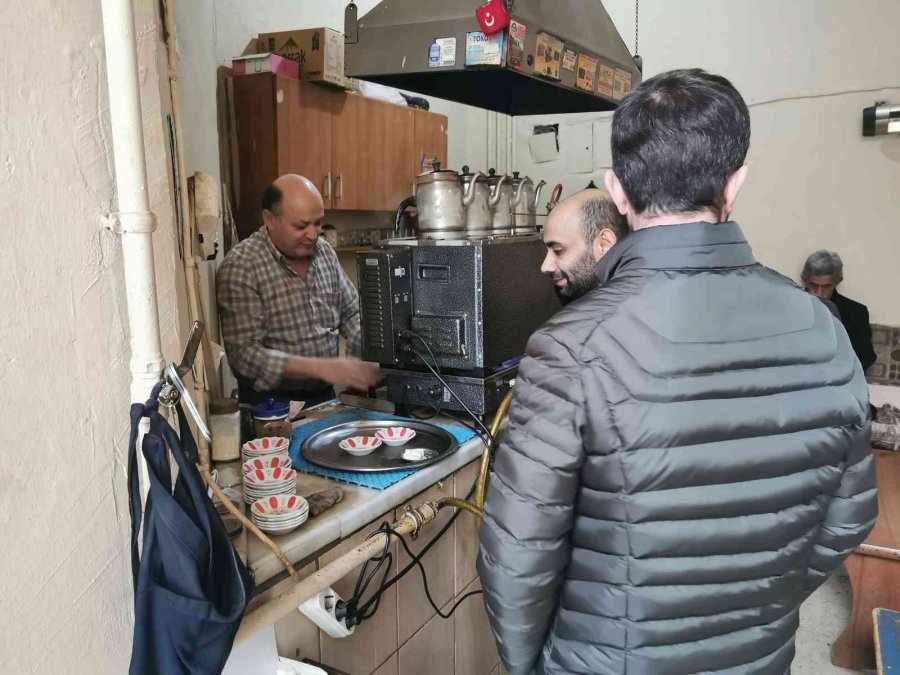 29 Yıllık Çay Ocağı İle Önce Çocuklarını, Şimdi Torunlarını Okutuyor