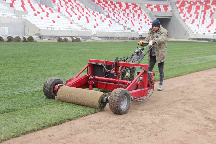 Karaman’ın 15 Bin Kişilik Stadyumunda Çim Serme Çalışması Başladı