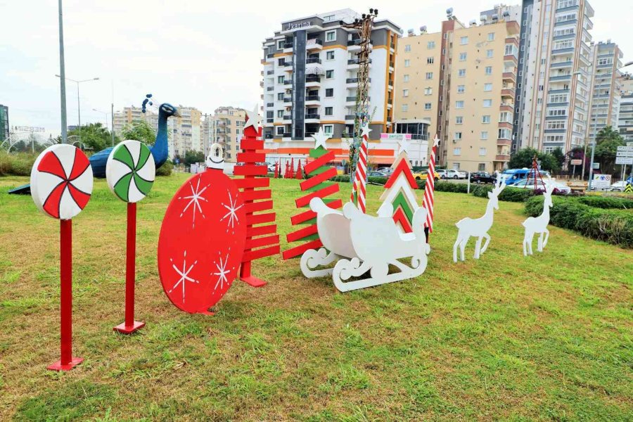 Mersin Caddeleri Ve Sokakları Yılbaşı İçin Süslendi