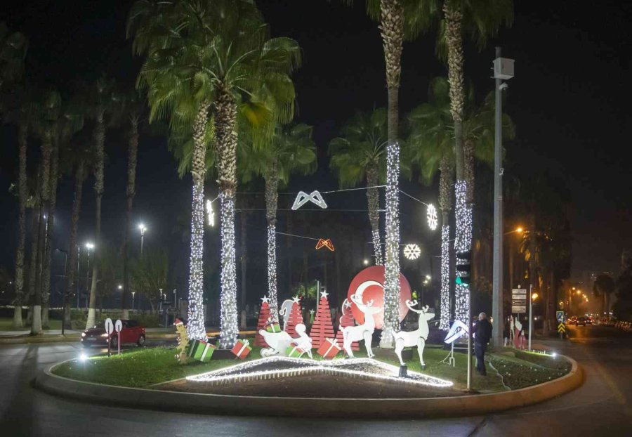 Mersin Caddeleri Ve Sokakları Yılbaşı İçin Süslendi