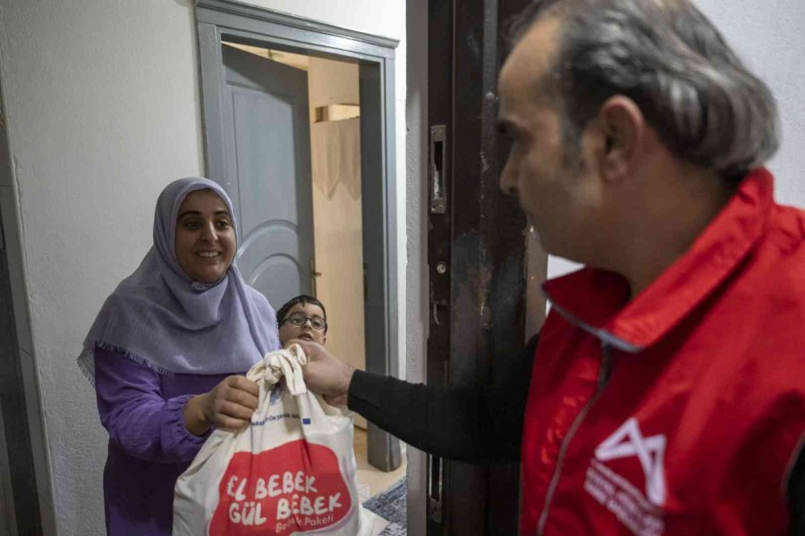 Mersin’de 30 Bin Aileye ’el Bebek Gül Bebek’ Paketi Ulaştı