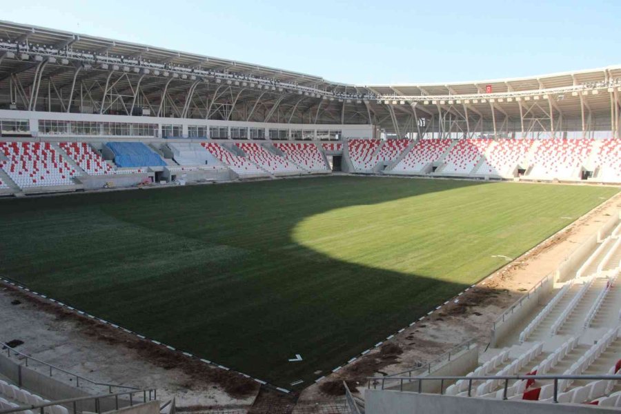 Karaman’ın Yeni Şehir Stadyumunda Çim Serme İşlemi Tamamlandı