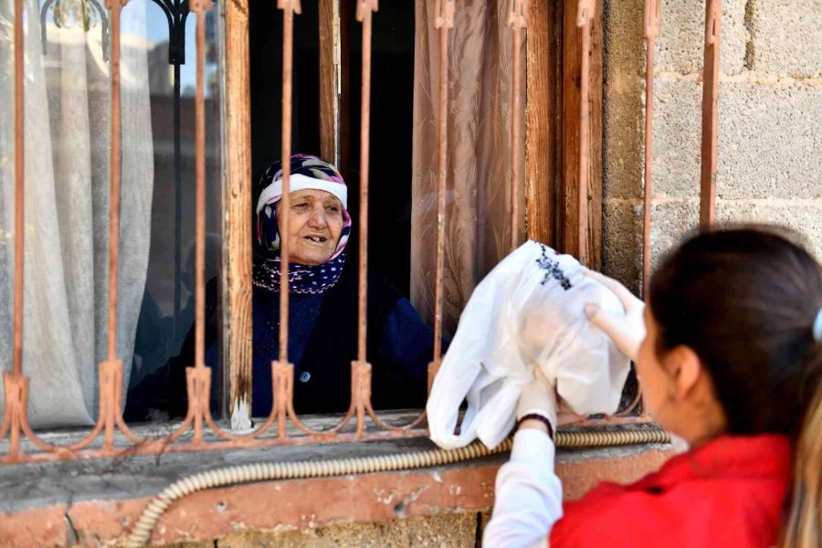 Mersin’de Büyükşehir Belediyesinden Vatandaşa Yemek Desteği