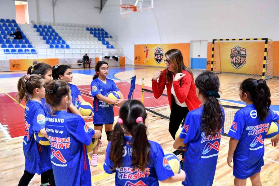 Mersin’de Voleybol Kursları Sürüyor