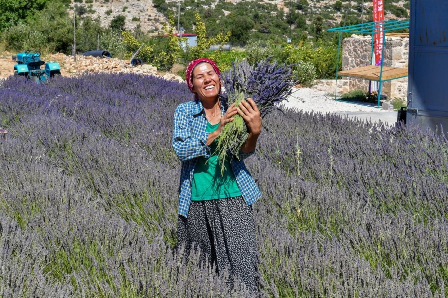 Mersin Büyükşehir Belediyesinden Üreticiye Destek Sürüyor