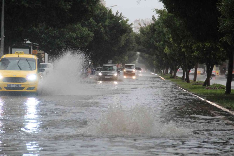 Antalya’da Dev Dalgalar Arasındaki Sörfçülerin Amansız Mücadelesi