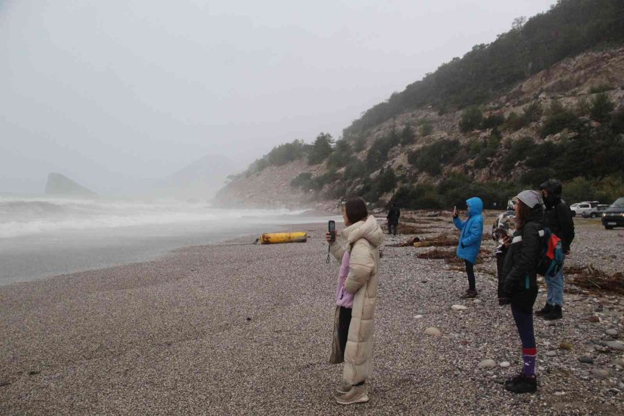 Antalya’da Dev Dalgalar Arasındaki Sörfçülerin Amansız Mücadelesi