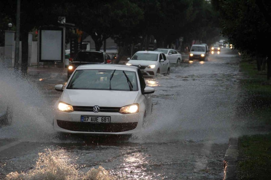 Antalya’da Dev Dalgalar Arasındaki Sörfçülerin Amansız Mücadelesi