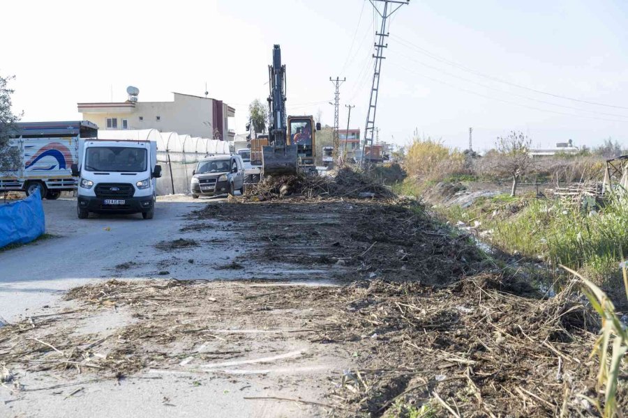 Mersin’de Tehlike Arz Eden Atıklar Toplanıyor