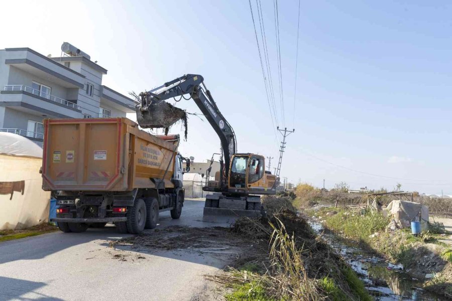 Mersin’de Tehlike Arz Eden Atıklar Toplanıyor