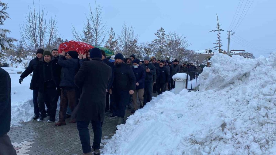 Depremde Evden Çıkmayı Başaran Genç Öğretmen Cami Minaresinin Altında Kalarak Can Verdi