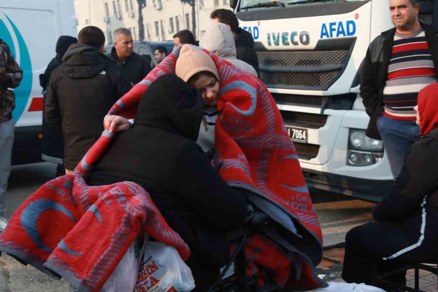 Kızılay, Afet Bölgesinde Yardım Çalışmalarını Sürdürüyor