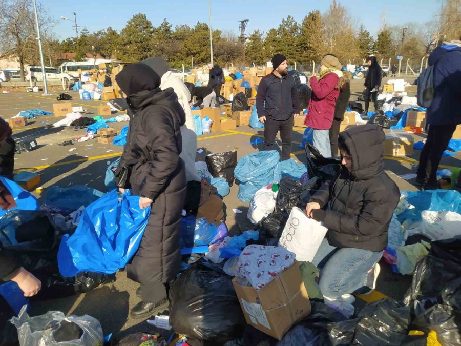 Başkent’teki Gönüllü Vatandaşlar Depremzedeler İçin Birlik Oldu