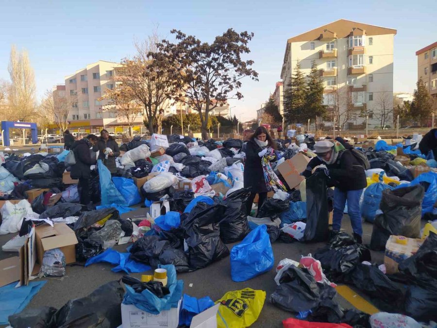 Başkent’teki Gönüllü Vatandaşlar Depremzedeler İçin Birlik Oldu