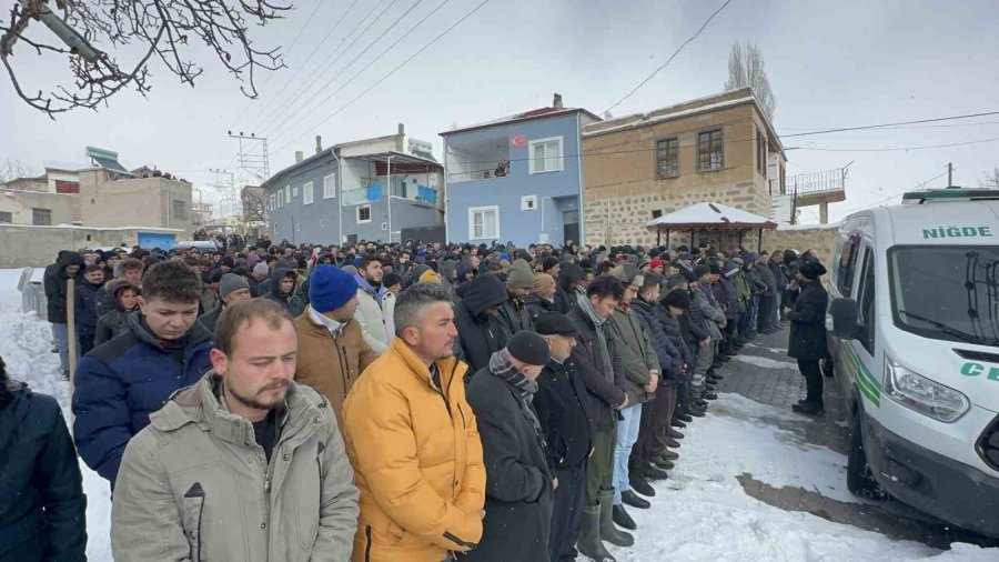 Depremde Hayatını Kaybeden Anne Ve 3 Çocuğuna Son Görev