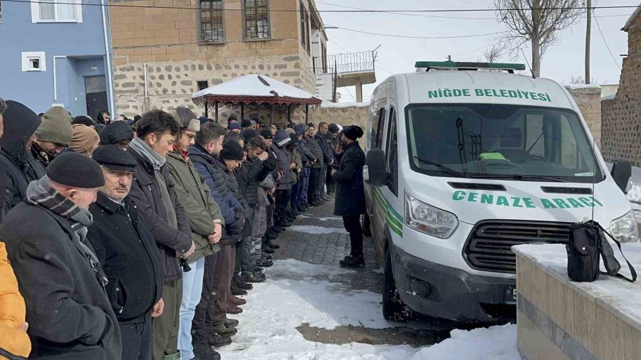 Depremde Hayatını Kaybeden Anne Ve 3 Çocuğuna Son Görev