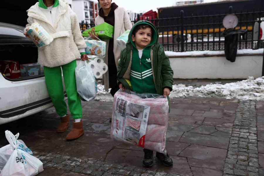 Keçiören’de Yaşlı Genç Herkes Depremzedeler İçin Tek Yürek