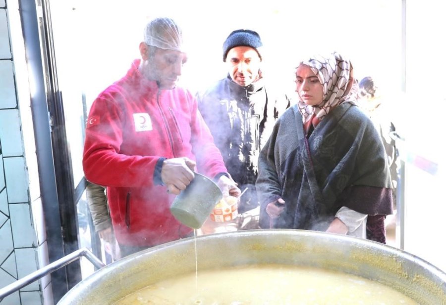 Kızılay Afetzedelere Sıcak Yemek Ulaştırmaya Devam Ediyor