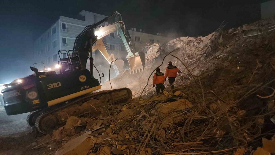 Otel Enkazındaki Arama Çalışmaları Gece Gündüz Demeden Devam Ediyor