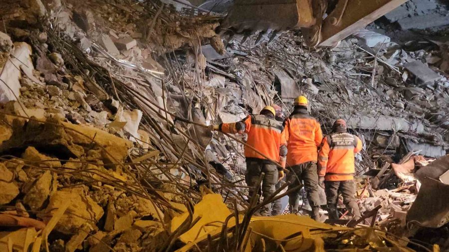 Otel Enkazındaki Arama Çalışmaları Gece Gündüz Demeden Devam Ediyor