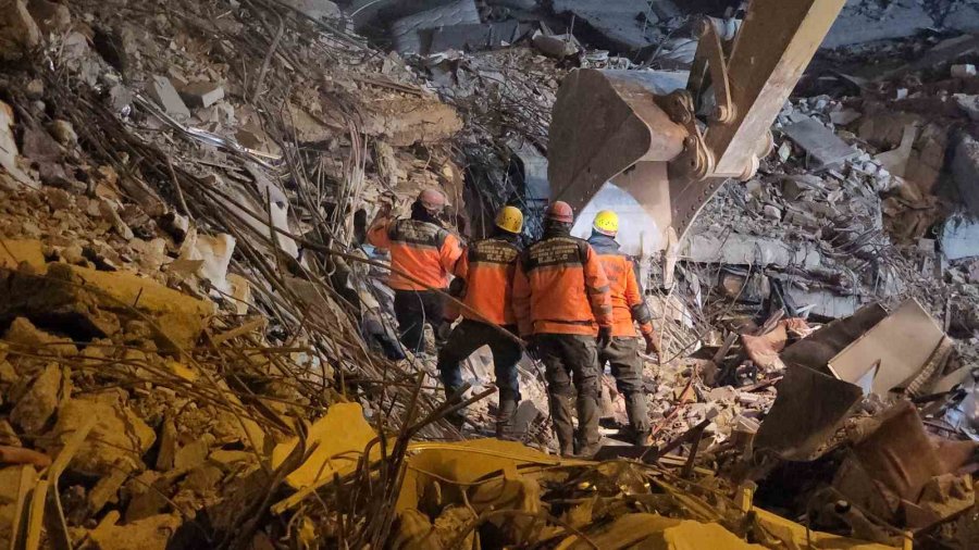 Otel Enkazındaki Arama Çalışmaları Gece Gündüz Demeden Devam Ediyor