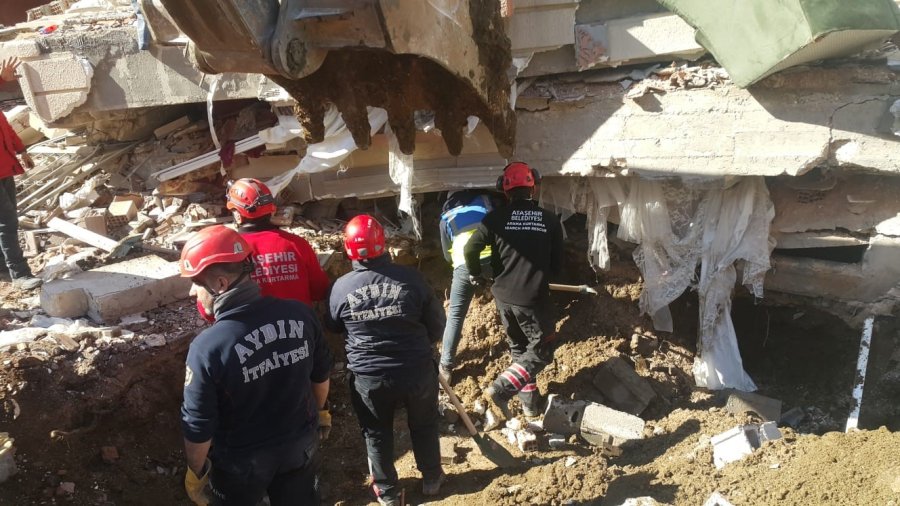 Asansör Boşluğundan İnip, Enkazdaki Genci Kurtardılar