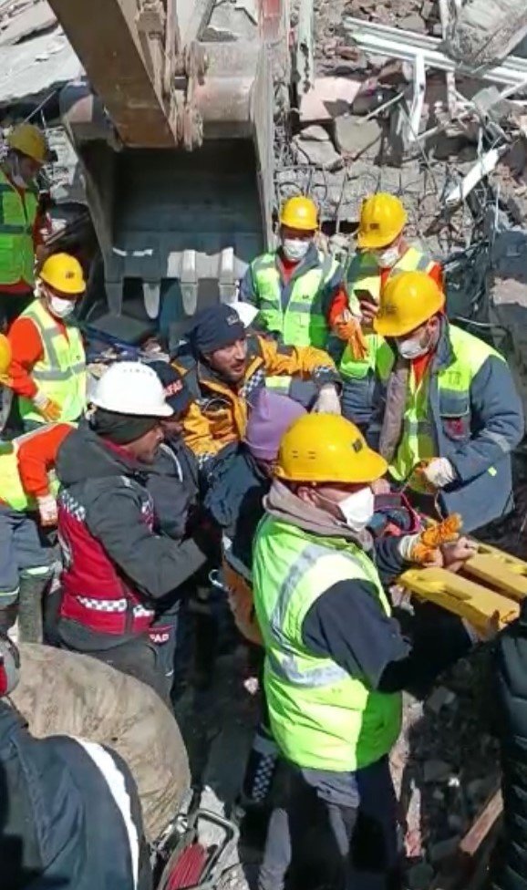 Enkazdan Sağ Çıkartılan 3 Kardeşten Biri Hayatını Kaybetti