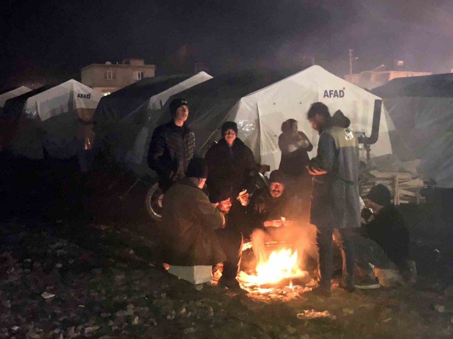 Nurdağı’nda Afetzedeler Geceyi Kurulan Çadır Kentte Geçiriyor