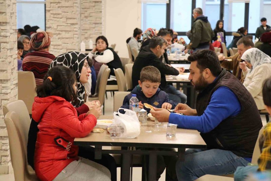 Yurtlarda Konaklayan Depremzedeler: “en Önemlisi Dışarıda Değiliz, Sıcacık Bir Ortamda Yaşıyoruz”